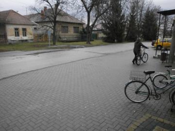 Chodník pred OcÚ Chodník pred OcÚ