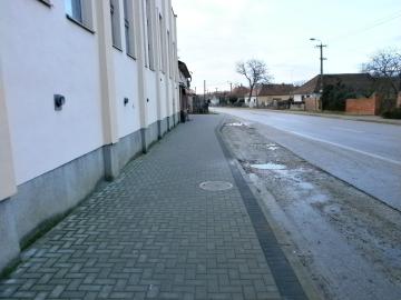 Chodník - Hlavná ul. od OcÚ Chodník - Hlavná ul. od OcÚ